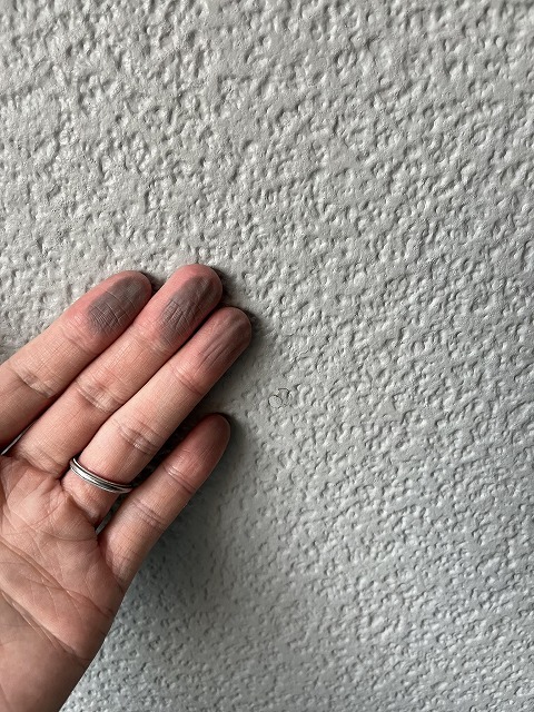 外壁を手で撫でると粉が付くチョーキング現象
