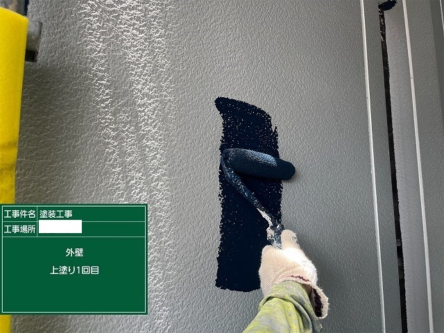 KFシェアルドSiによる外壁の中塗り