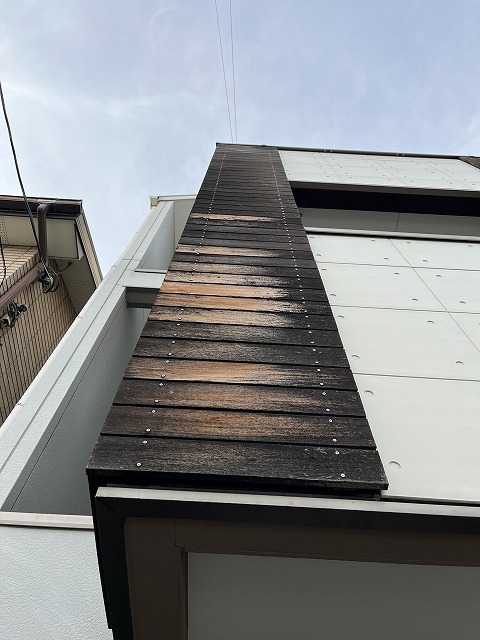 正面に張られた木部(無垢材)の劣化した状態