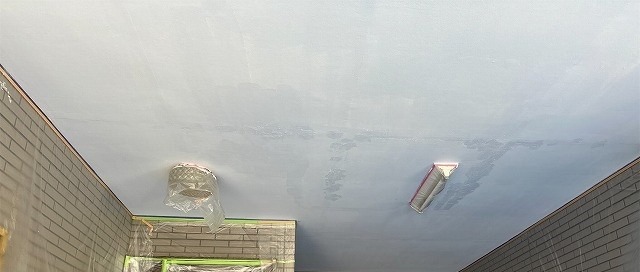 軒天塗装の1回目を塗り終えた天井の状態