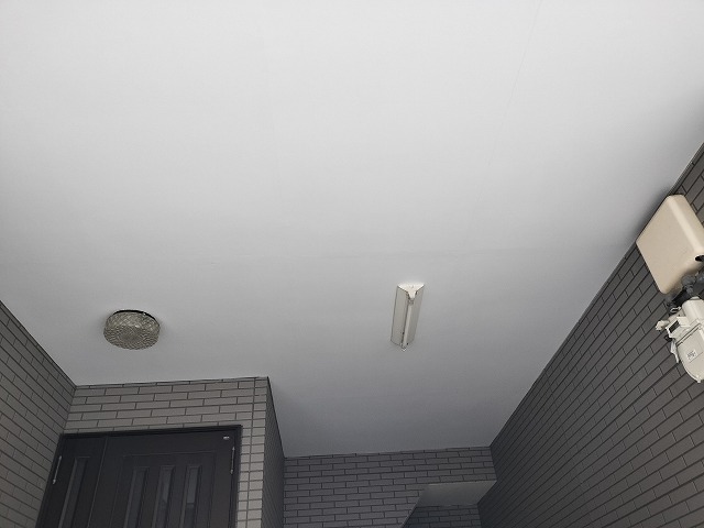 2回塗りを終えたガレージ天井（軒天）の全体の仕上がり