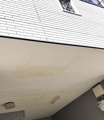 ガレージ天井（軒天）に広がった茶色い雨染みの施工前の状態