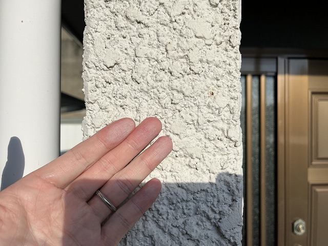指で触れると粉が付く外壁のチョーキング現象