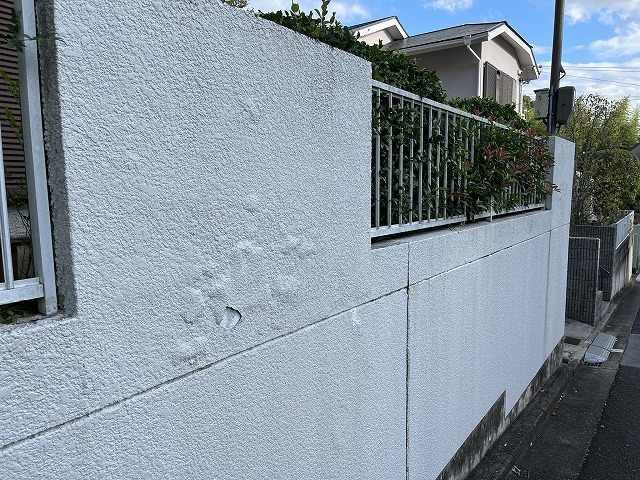 水がまわって膨らんだ塀の表面 塗り替え前の状態