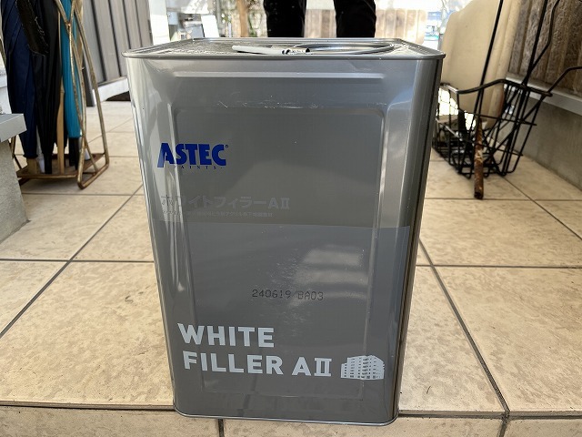 外壁の下塗りに使用したホワイトフィラーAIIの缶