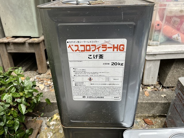 屋根の下塗りに使用したベスコロフィラーHGの缶