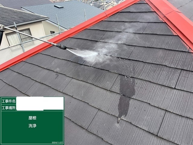 スレート屋根を高圧洗浄して汚れと旧塗膜を落とす作業
