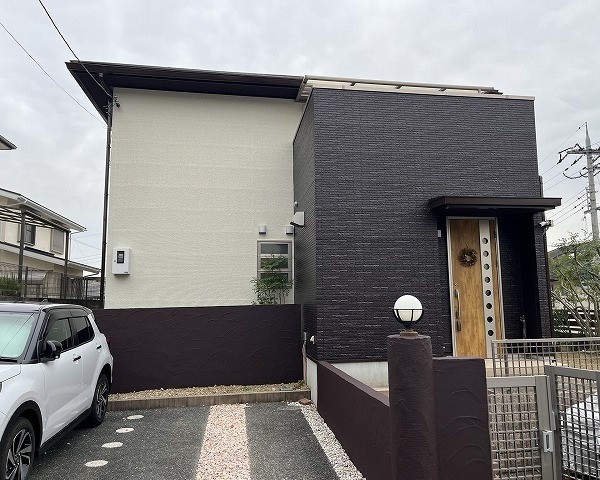 大阪市平野区で薄ベージュと濃い茶のツートンに塗り替えた外壁の施工後全景
