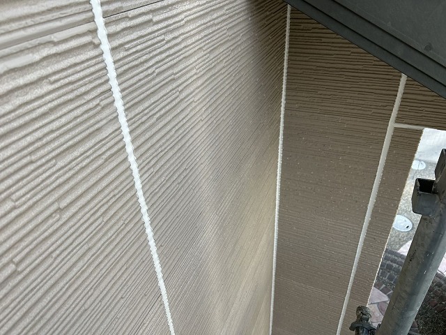 ヘラで均して仕上げたシーリング打ち替え後の縦目地