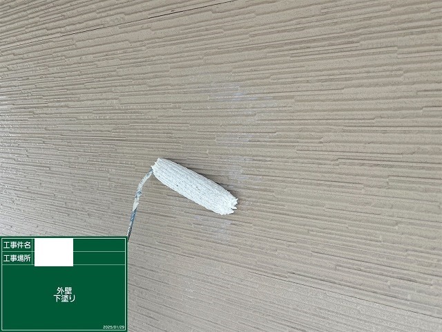 通常塗装する面へシーラーを下塗りしている様子