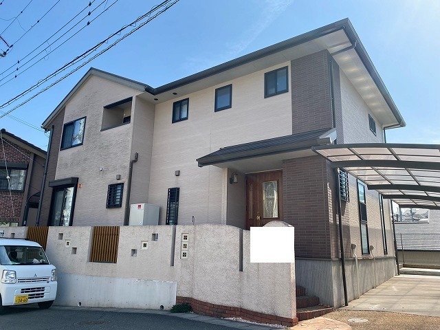 大阪市平野区 築16年サイディング外壁の施工前全景 ベージュの柄壁とブラウンのタイル調