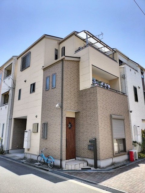 塗装前の外観。築10年の窯業系サイディングと化粧スレート屋根