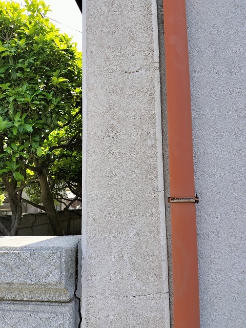 モルタル外壁を横方向に長く走る深いひび割れ 築50年の劣化状態