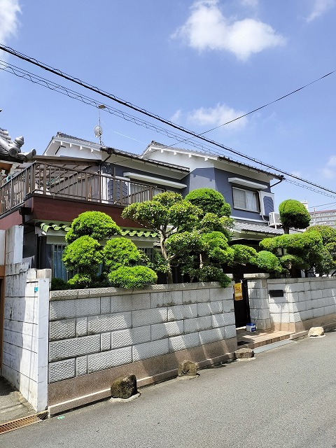 大阪市平野区加美南の築50年モルタル外壁 塗装完了後の全景 補修と4回塗りで再生した外観