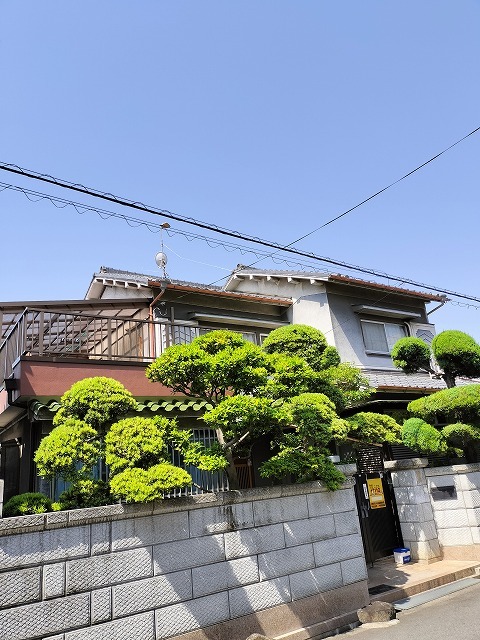 大阪市平野区加美南の築50年モルタル外壁 施工前の全景 色あせとひび割れが目立つ日本家屋