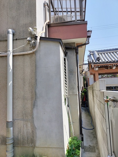 増築部分と既存部分で外壁の色が分かれている築古住宅の壁面