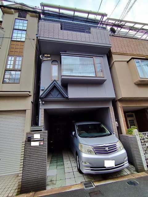大阪市平野区加美鞍作 門柱を解体撤去した後のガレージ 間口が広がり駐車しやすくなった状態