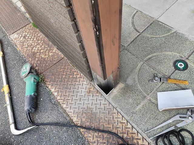 切断した門柱の断面 中は空洞だが根元は床の奥深くまで固定されていた