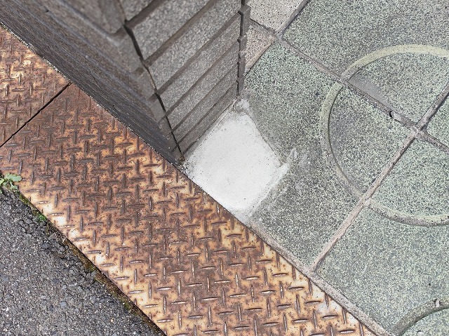 門柱を撤去した跡をセメントで埋めて平らに仕上げた状態のクローズアップ