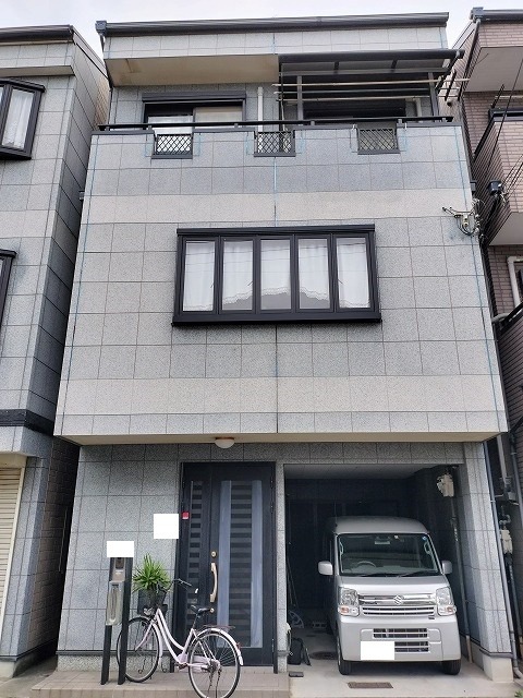 施工前の御影石調サイディング外壁の全景 築20年で艶が引いた状態