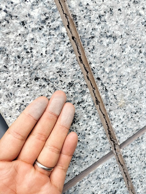 築20年のサイディング表面を指でこすって粉が付くチョーキングの確認