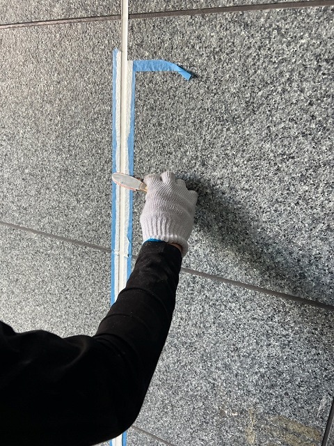 充填したシーリングを専用のヘラで平滑にならす仕上げ作業