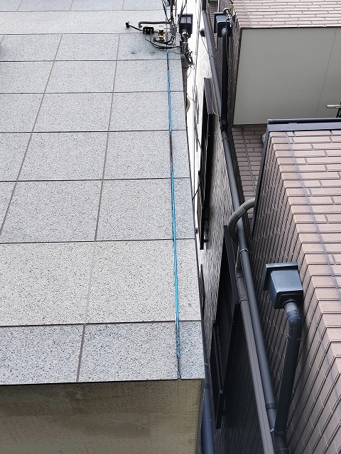 サイディングの縦目地からシーリングが抜け落ち隙間が空いた状態
