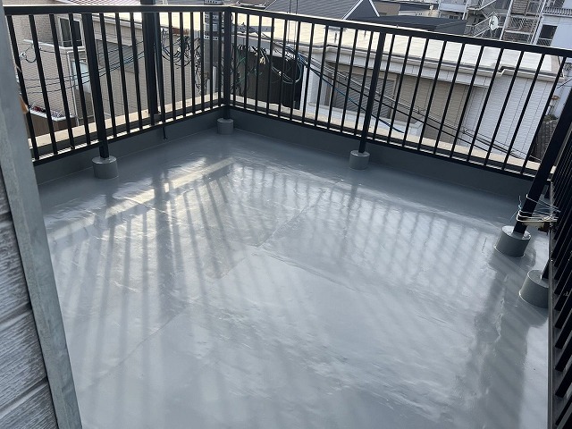 施工後の屋上全景。ウレタン防水通気緩衝工法で継ぎ目のない防水層をつくり、トップコートで仕上げた(大阪市平野区加美南)