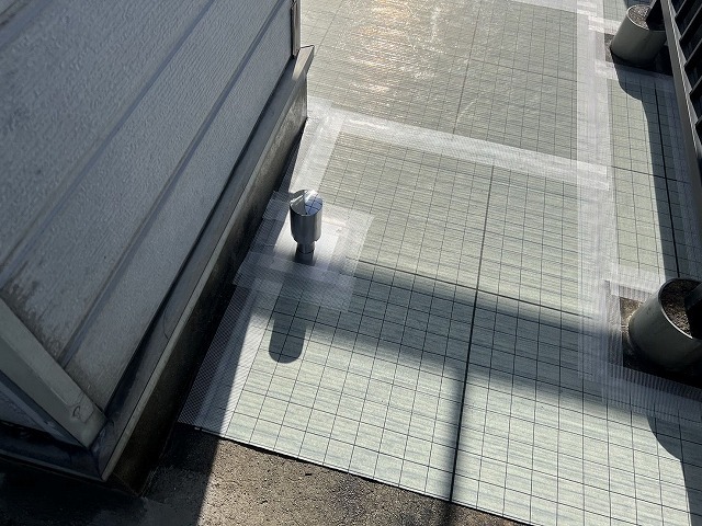 設置した脱気筒。通気緩衝シートを通って集まった水蒸気を屋上の外へ逃がす、小さな煙突のような部材 設置した脱気筒。通気緩衝シートを通って集まった水蒸気を屋上の外へ逃がす、小さな煙突のような部材