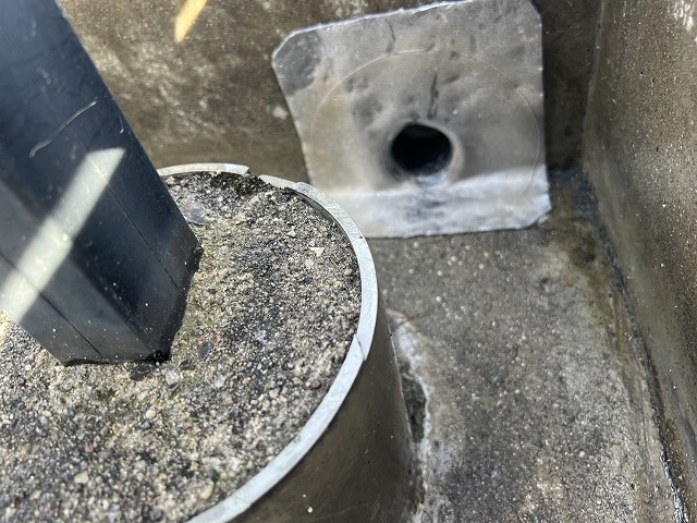 屋上の排水口に改修用ドレンを設置。既存の排水管の内側に新しい排水経路をつくり、ドレンまわりからの漏水を防ぐ 屋上の排水口に改修用ドレンを設置。既存の排水管の内側に新しい排水経路をつくり、ドレンまわりからの漏水を防ぐ