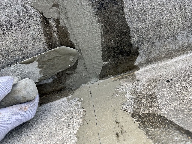 傷んだ伸縮目地材を撤去し、目地跡をモルタルで平滑に埋め戻した下地補修の様子 傷んだ伸縮目地材を撤去し、目地跡をモルタルで平滑に埋め戻した下地補修の様子