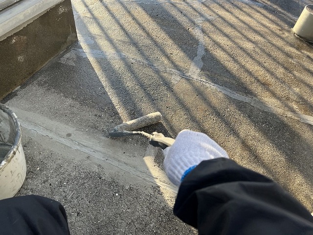 通気緩衝シートを敷く前のプライマー塗布。下地とシートの接着力を確保する重要な工程 通気緩衝シートを敷く前のプライマー塗布。下地とシートの接着力を確保する重要な工程