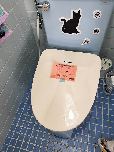 新しい温水洗浄便座の取り付けが完了したトイレ