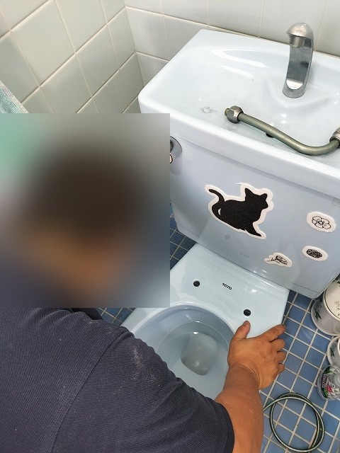 古い温水洗浄便座を取り外した直後の便器