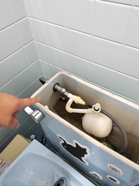 現地調査でトイレタンクのふたを開けボールタップの状態を確認