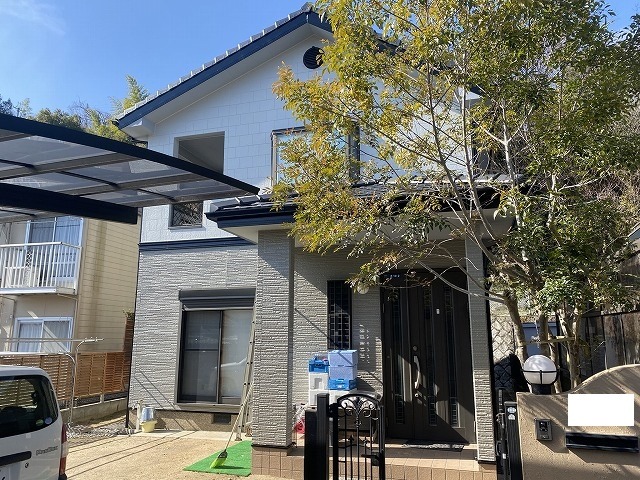 大阪市平野区 ヤマダホームズ住宅の外壁塗装 施工後の全景 上部を白系・下部を石積み調グレーに塗り分けたツートン
