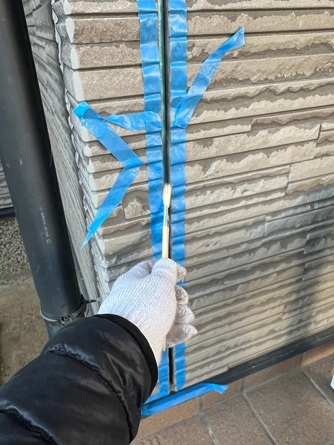シーリング材を充填する前に目地の内部へプライマーを刷毛で塗布する工程