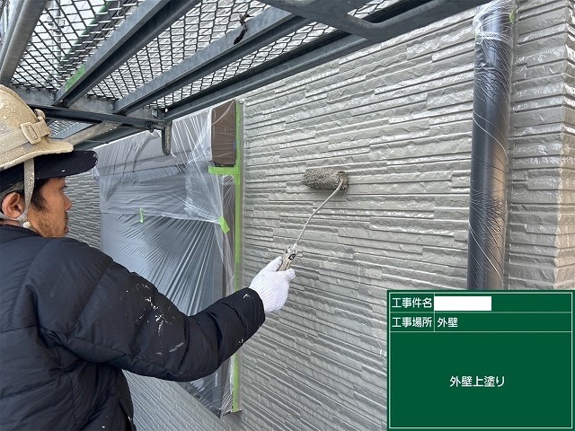 中塗りを乾かしてから同じ塗料で上塗りする外壁塗装の仕上げ工程