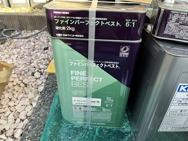 屋根に使用した日本ペイントのファインパーフェクトベスト ダークチョコレート