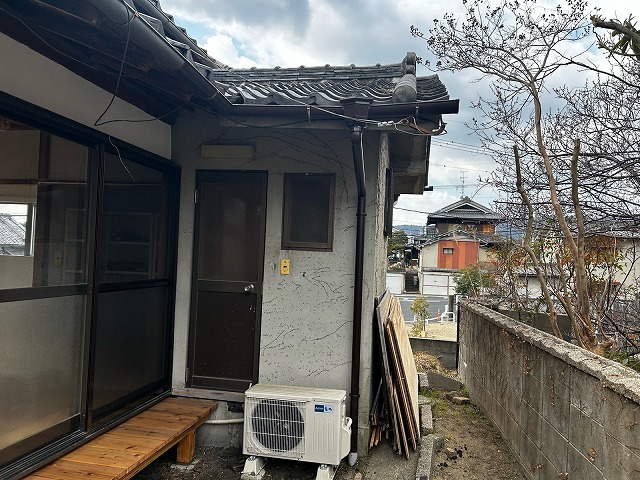 建物側面の軒樋と、地面まで通した竪樋の施工後の様子