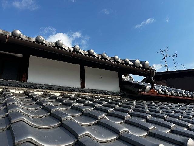屋根の上から見た施工後の軒樋と集水器のおさまり