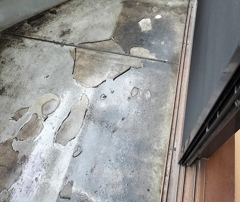 築25年ベランダ床の防水層が広範囲にめくれ下地のモルタルが露出した施工前の状態