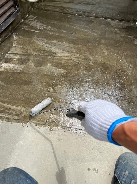 ローラーでプライマーをムラなく塗り広げる工程