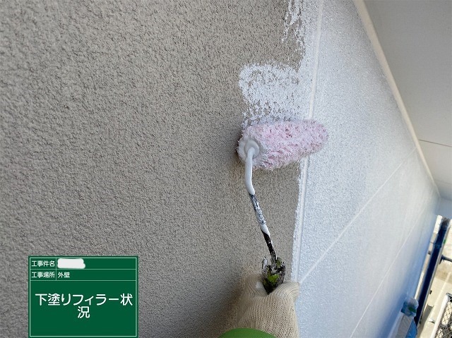 柏原市法善寺 外壁2回目 微弾性フィラーを押し込むように塗る工程
