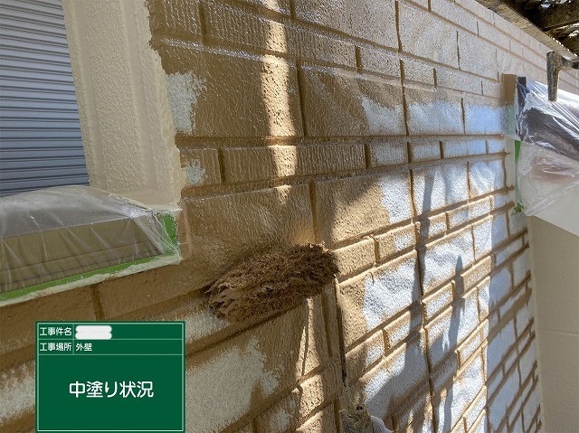 柏原市法善寺 外壁3回目 中塗り レンガ調の模様面を塗り分ける作業