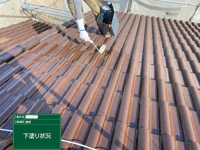 柏原市法善寺 モニエル瓦屋根の下塗り 専用下塗り材を吸い込ませる工程