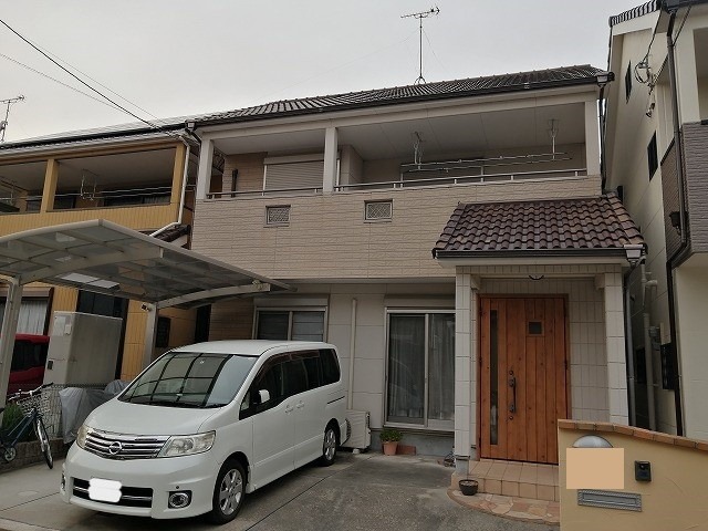 柏原市法善寺 築15年のALCパワーボード外壁とモニエル瓦屋根の施工前全景
