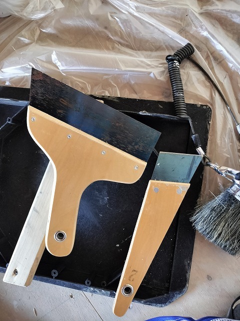 刃幅を使い分けるパテベラとパテ用の道具