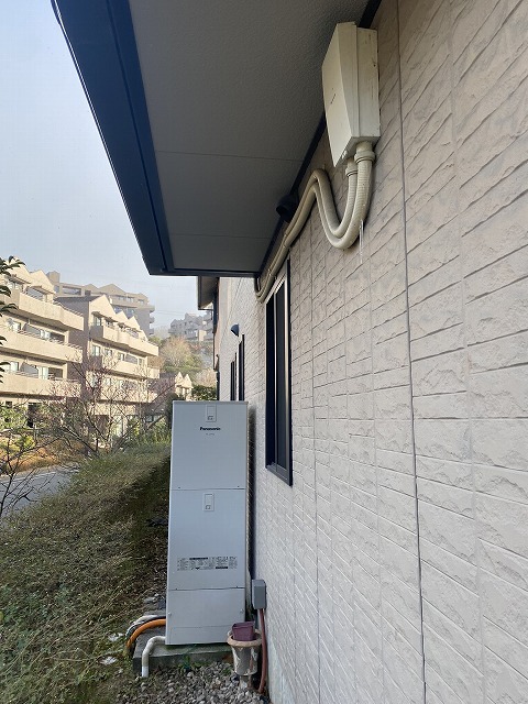 同じ建物の東面外壁。西面に比べて色の抜けが少なく表情が均一