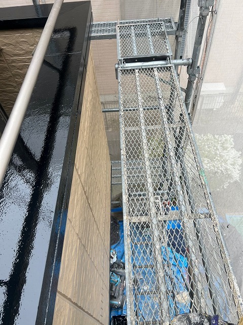 パテ補修とケレンを経て塗り替えたベランダ笠木